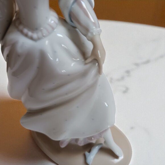 Vintage Lladro Cinderella #4828 Porcelain Figurine – “Lost Slipper” - Picture 12 of 15